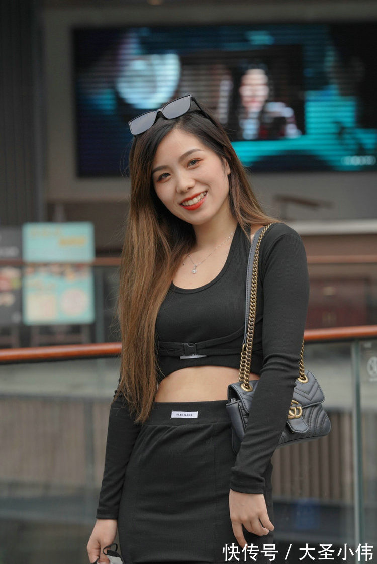 穿搭|美女街拍:粉色的背心连衣裙,款式修身,戴上墨镜,时尚风采十足