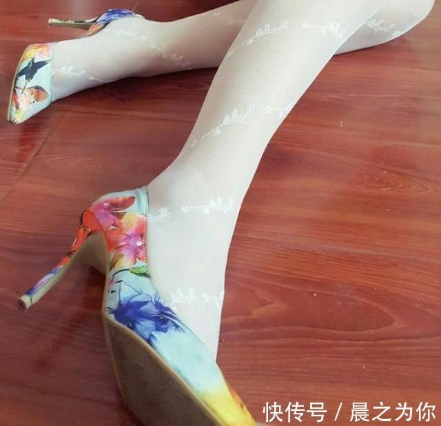 丝袜 清爽迷人的尖头细跟高跟鞋配上丝袜,表现出漂亮的身材
