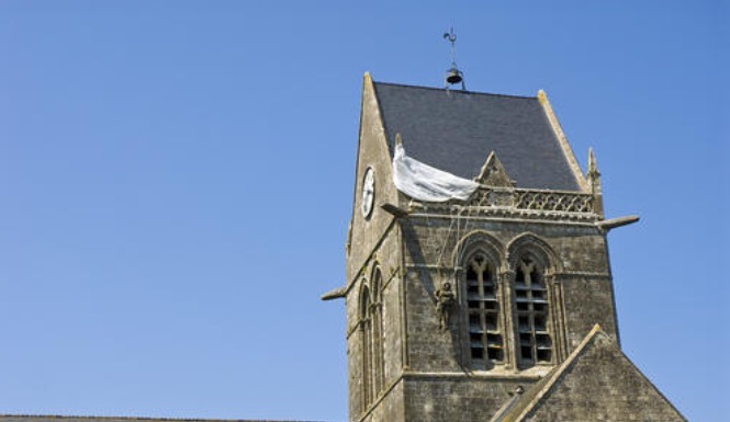 二战|二战最强“装死”兵,跳伞被挂教堂保住一命,这一挂就是76年