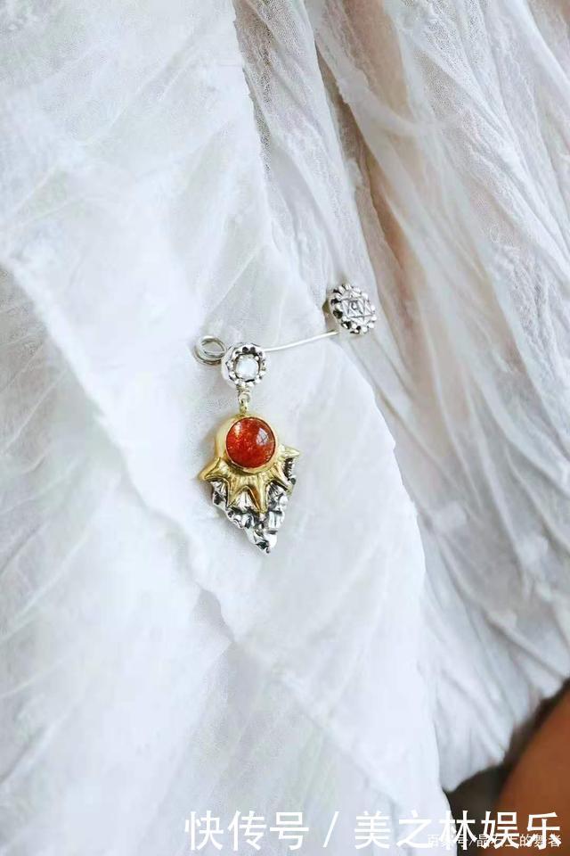 秋冬一款胸针胜过10件大牌珠宝,get胸针的佩戴方式!