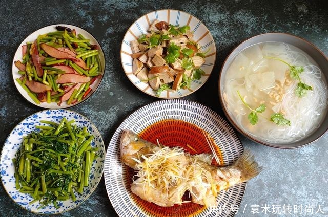 四菜一汤成本不到50元,有鱼有肉有青菜,网友饭馆最少150