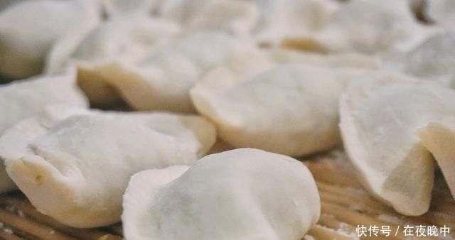饺子皮|生饺子千万别直接放冰箱，学会店老板的小诀窍，再也不怕开裂粘皮