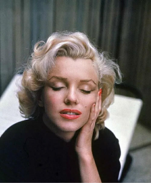 今春“奶奶发型”火了！显气质、显脸小，时髦的女生一定要剪它