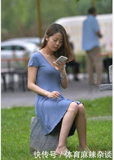 连衣|蓝色连衣短裙搭配透明拖鞋,知性优雅,简洁大方