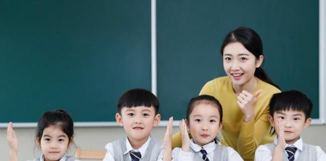 攀比|小娃总穿旧衣,老师以为家庭困难约见父母,发现爸爸穿一身名牌