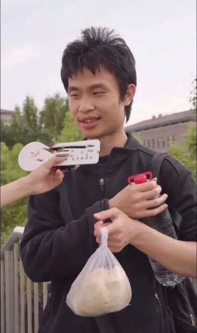 再次邂逅北大数学天才韦东奕:手中的馒头和水瓶未变,只是"人"变了