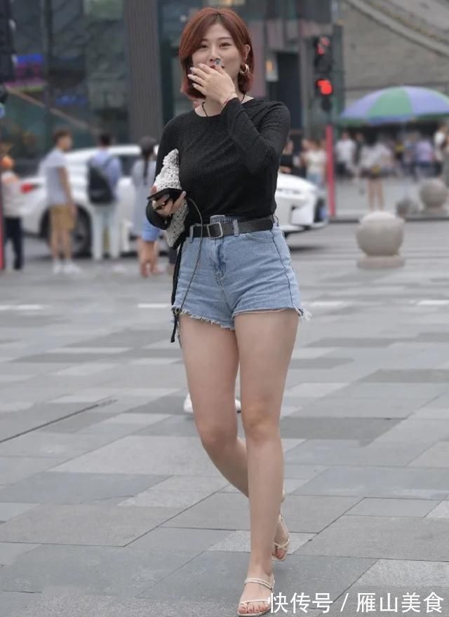 圆领T恤 黑色长袖圆领T恤,搭配“破烂”款牛仔裤,穿出优雅女生的时尚美