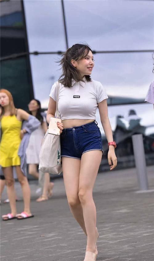 小姐姐清凉装扮秀出时尚，这是属于微胖女孩的自信穿搭