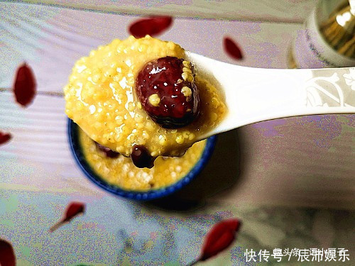 妈妈接86岁的姥姥来过年,姥姥做了一锅老家特色粥,给钱都买不着