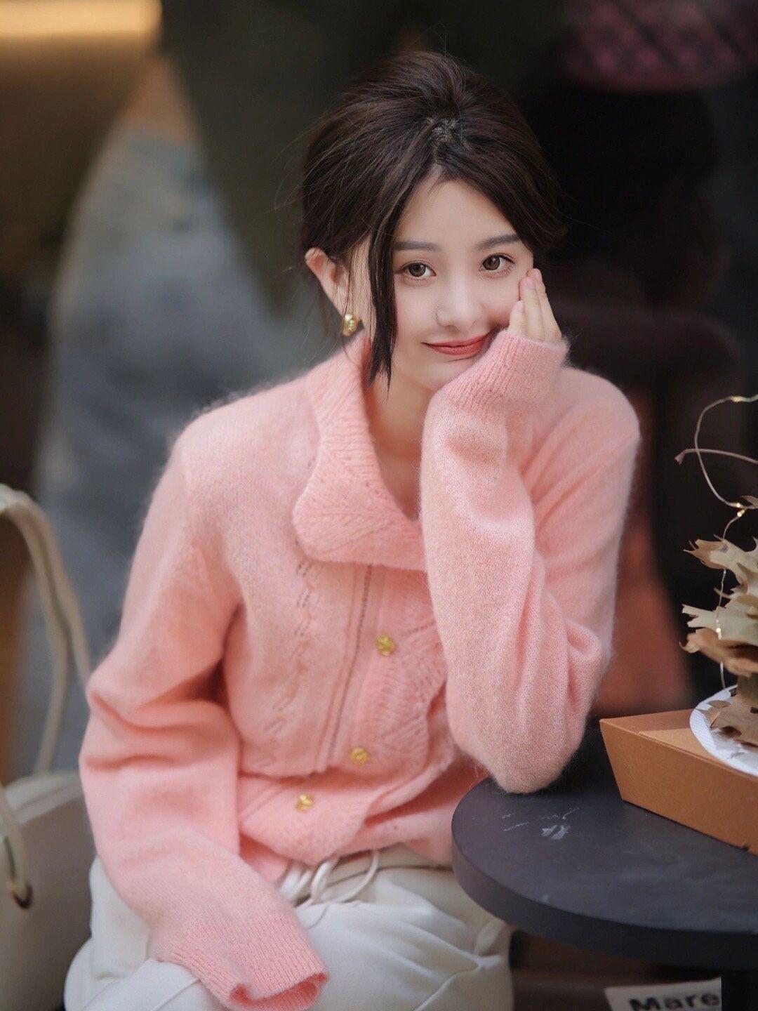 大长腿 冬天就适合穿“粉色毛衣”,保暖温柔又有格调,清新减龄又显气质
