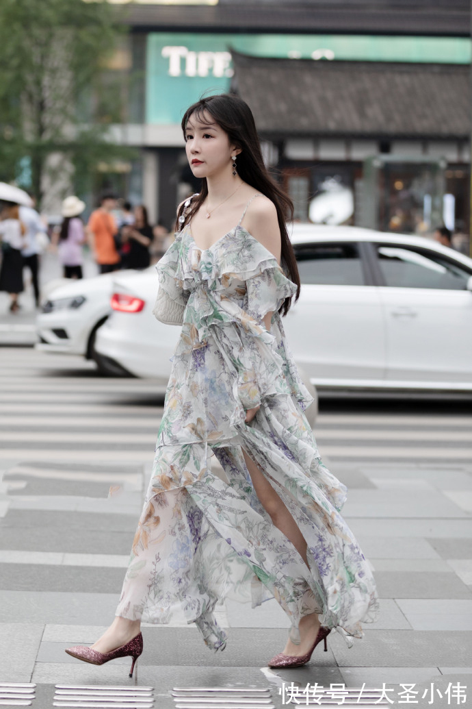 连衣裙|美女街拍:小姐姐身穿个性吊带连衣裙,白皙娇嫩有仙女气息!