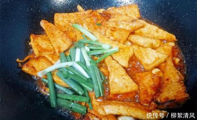 翻炒均匀|自创的菜肴,朋友却说是“黑暗料理”,下一秒竟连吃两大碗