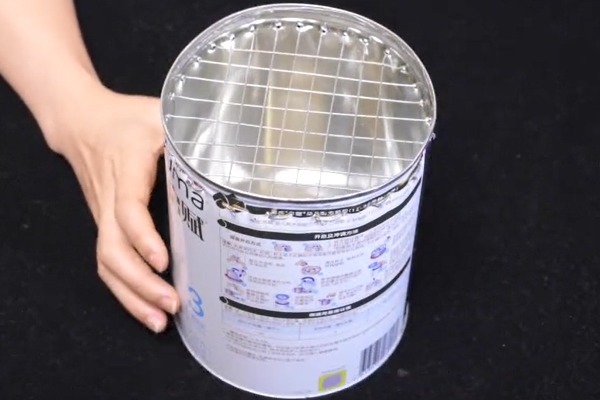 奶粉罐不要扔，在上面打几个孔放房间里，全家人都抢着用，太棒了