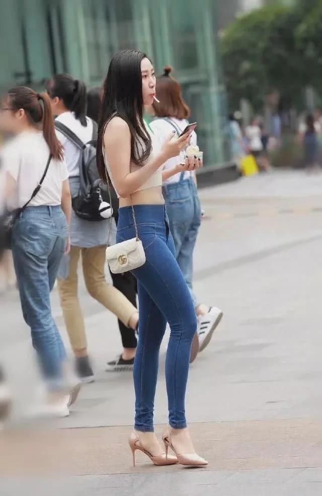背心|长发披肩的小姐姐，身穿针织背心配紧身牛仔裤，看上去十分的高贵