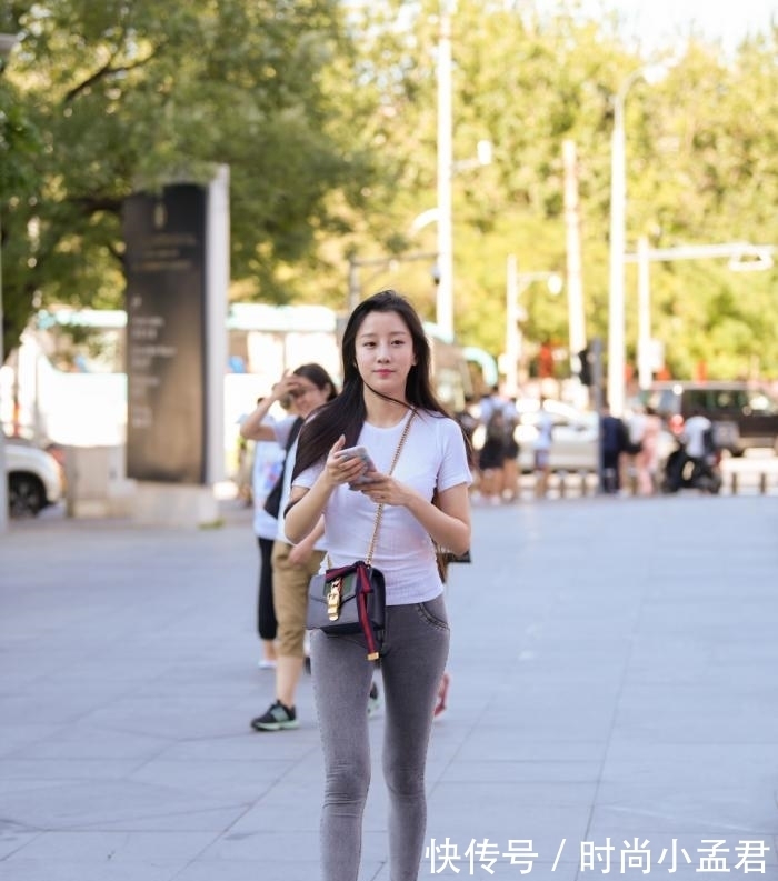 紧身牛仔裤 白色短袖搭配紧身牛仔裤，既显瘦又有型，时尚女人都喜爱