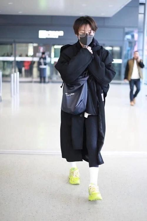 紧身|穿黑色大衣,配黑色紧身打底裤,展现好身材!!