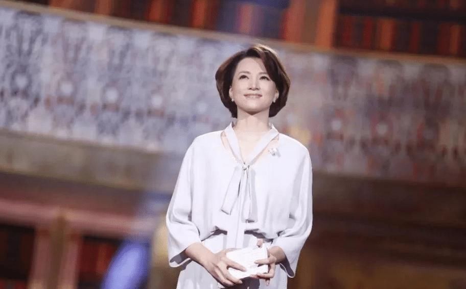 董卿素颜接孩子，却意外暴露贵族学校，网友：一年学费近20万