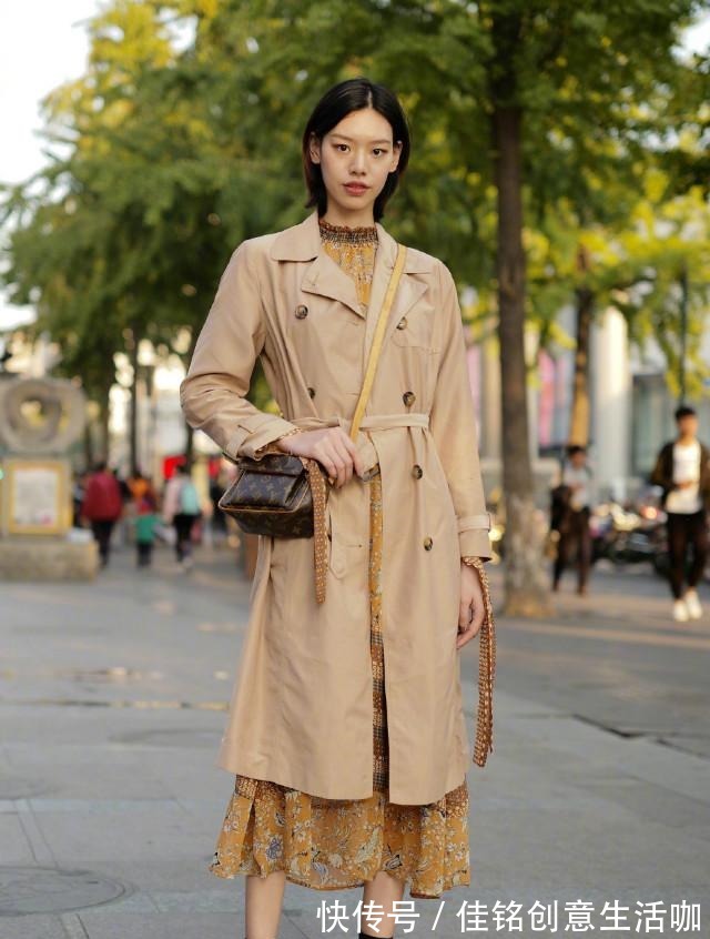 风衣 今年流行不累脚的“裸靴”，搭连衣裙+风衣，洋气显瘦又有女人味！