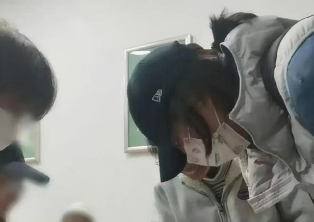 中国女排|袁心玥现身校园上课！因个子太高被人发现，同学们纷纷上前要签名