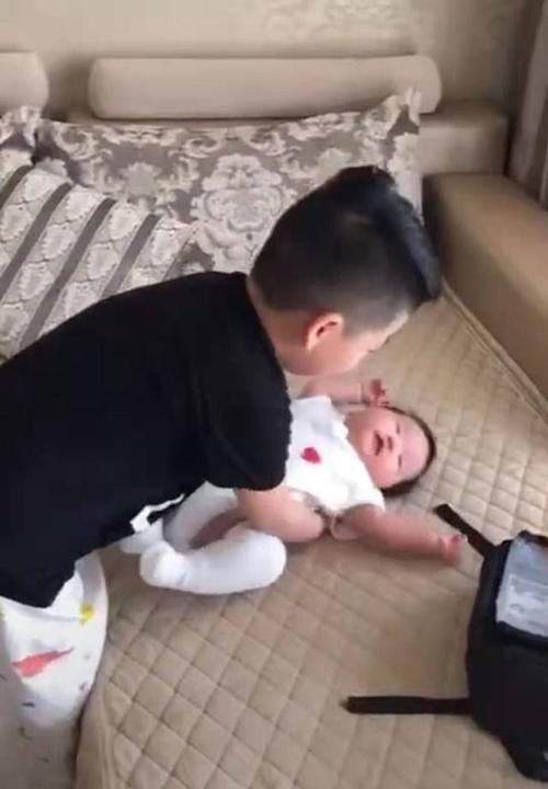 妹妹|妹妹淘气被妈妈责备,哥哥要带妹妹“离家出走”,妈妈当场认怂