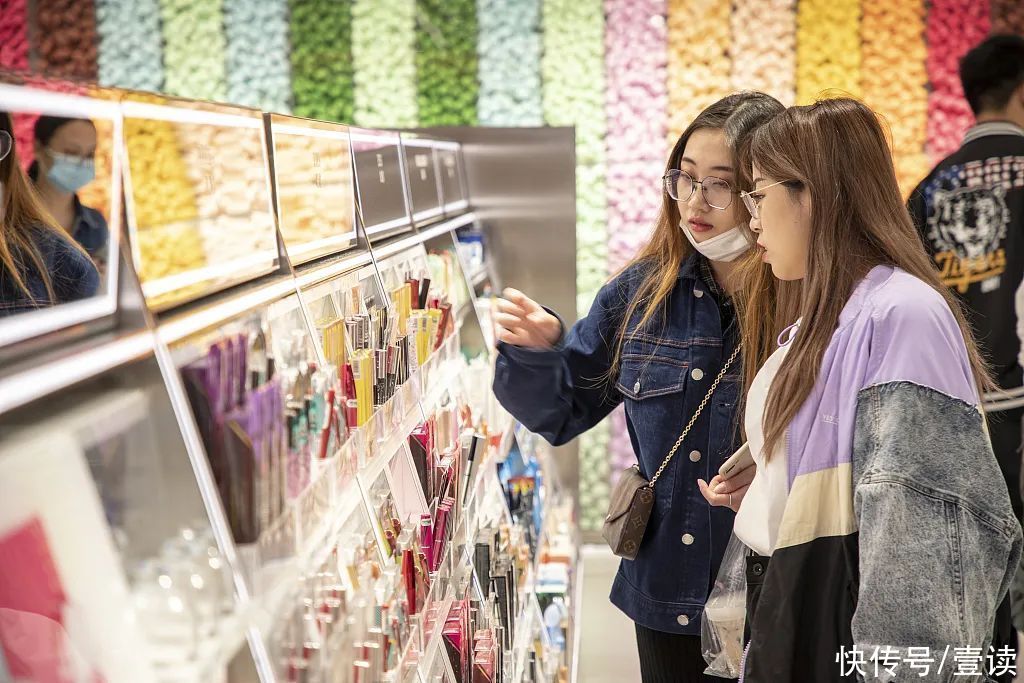 我在美妆集合店逛了两小时，啥也没买