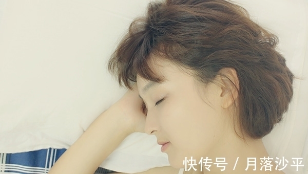 人体|女人睡前，每天坚持揉肚脐，三大好处会来叨扰你，也更年轻了