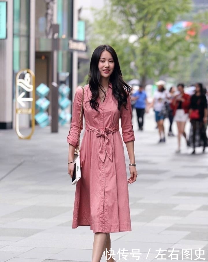 曲线|街拍:长裙和短裤美女,完美的曲线穿出属于自己的魅力!