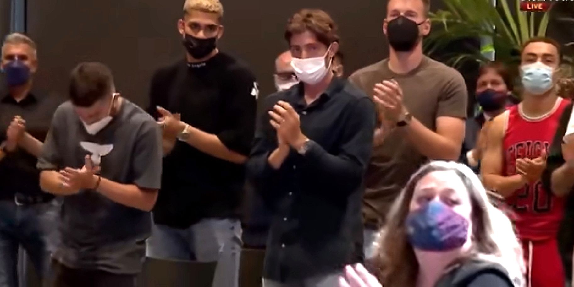 安东内拉|球员们起立为梅西鼓掌！拉波尔塔看了看，有些不情愿地站了起来