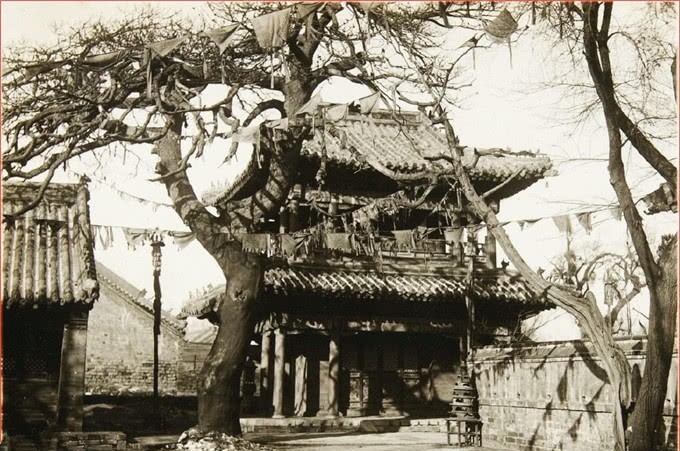 伪满|伪满时期的奉天,盛京老街还有牌楼,市政公署门口有俩伪军站岗