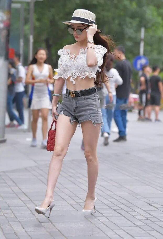 “短裤T恤”又火了,中年女士这么穿,时髦显瘦又减龄