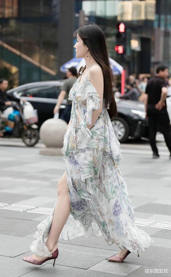 街拍美女：穿碎花连衣裙搭高跟鞋，配合优雅的气质和好身材真耐看
