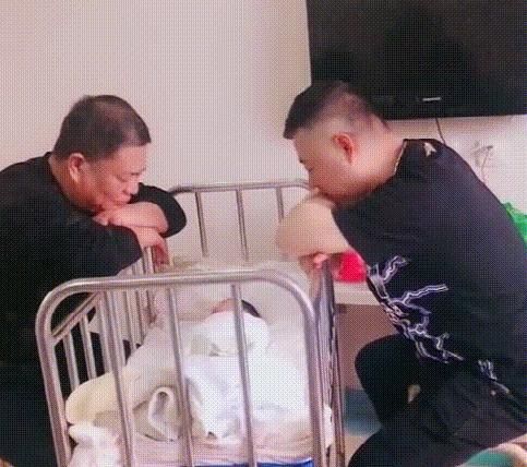 无疑|爷爷和姥爷凝视刚出生宝宝，半个小时一动不动，网友：真爱无疑