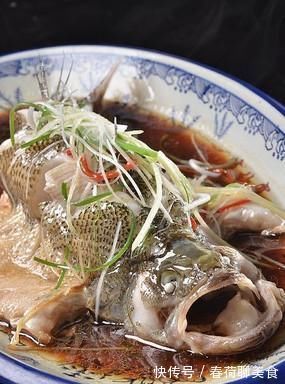 清蒸鲈鱼,这种调料最不该放,多数人喜欢放,难怪肉质又腥又难吃