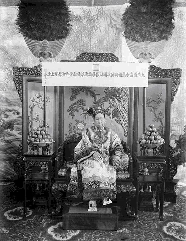 溥仪|晚晴罕见照:翘二郎腿的慈禧太后,婉容还不如母亲漂亮,最厌恶倒马桶的溥仪