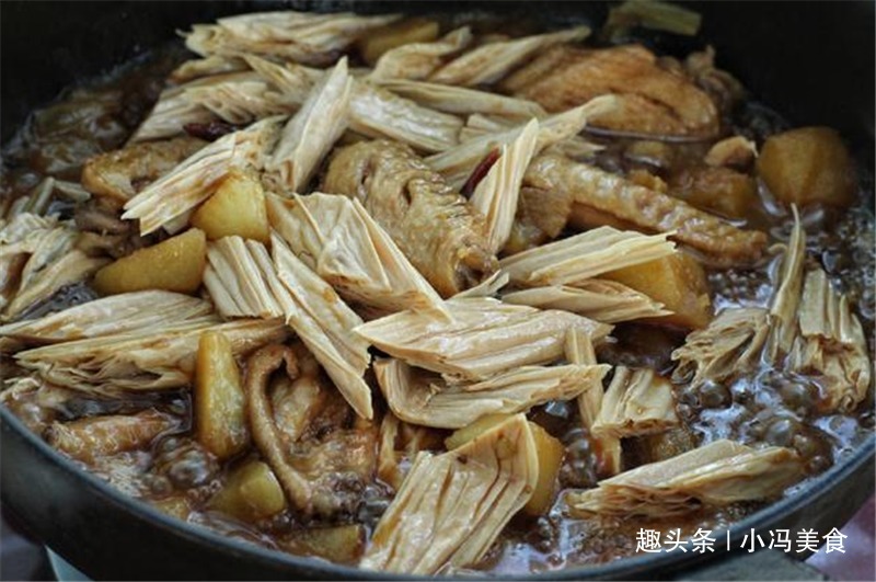 土豆焖鸡翅加上它,软嫩入味,香味十足,出锅就抢空