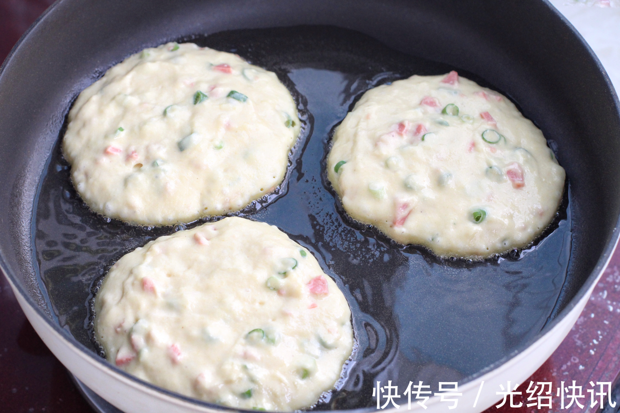 搅拌均匀|双手无需粘面，搅一搅就能做的粗粮早餐饼，暄软美味营养百分百！