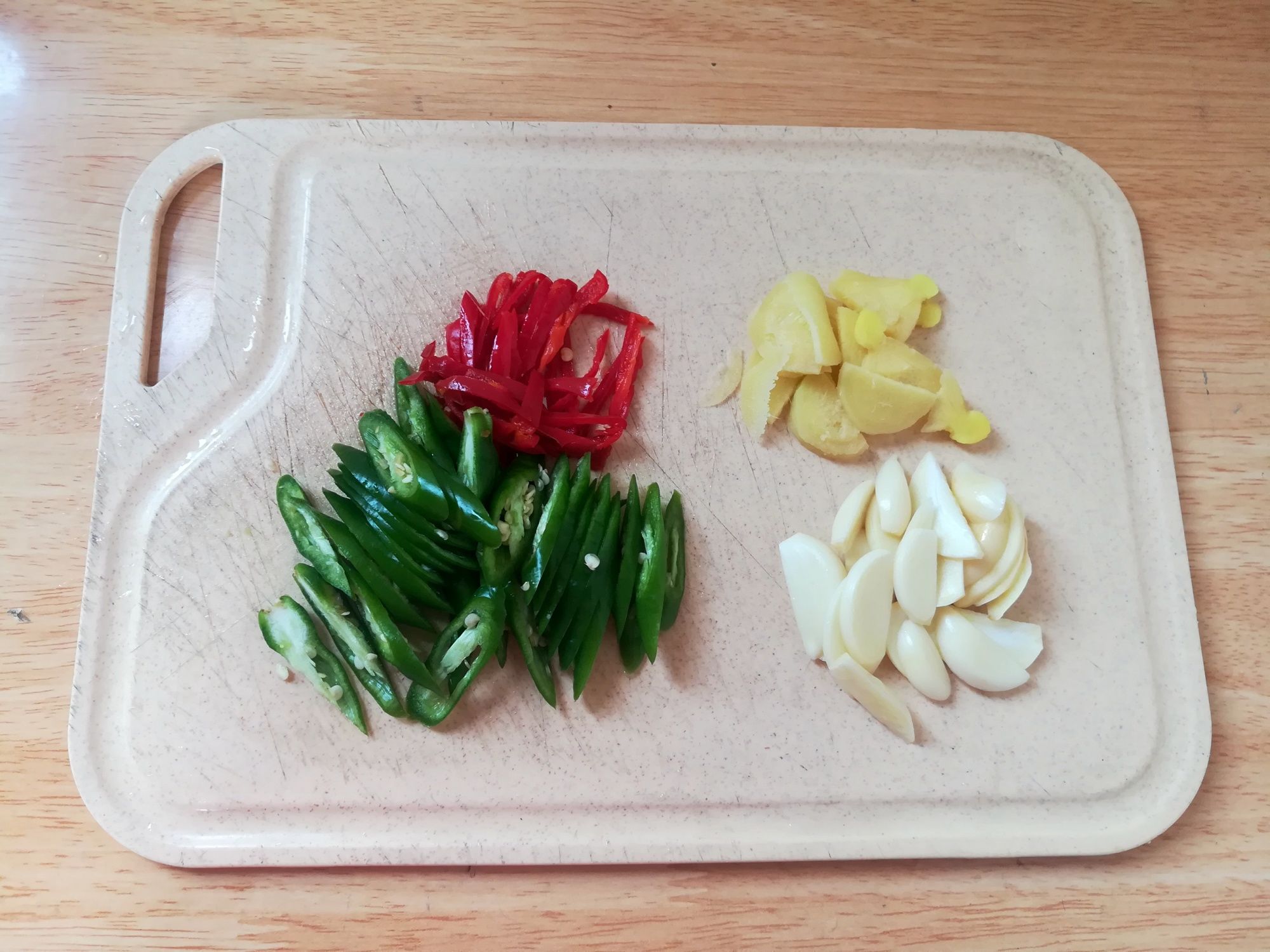 冬天吃山药白菜,都不如多吃它,我家每年囤一箱,炒菜炖肉都好吃