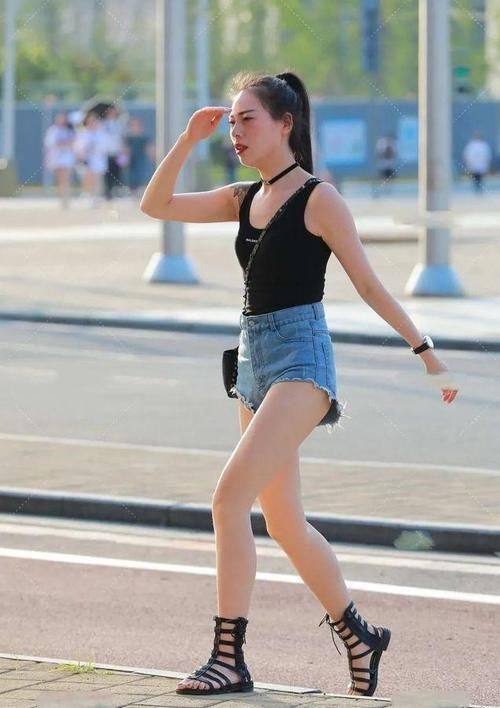 牛仔短裤 元气实足范儿的穿着,虽略显微胖,但依然最引人注目!