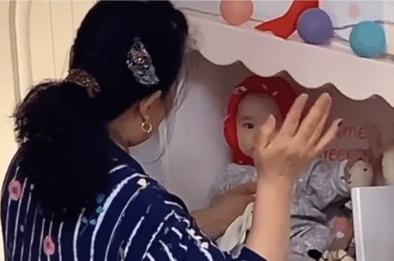 萌娃|姥姥“仙气飘飘”式带娃,这大概是我见过最值钱的“摆件”