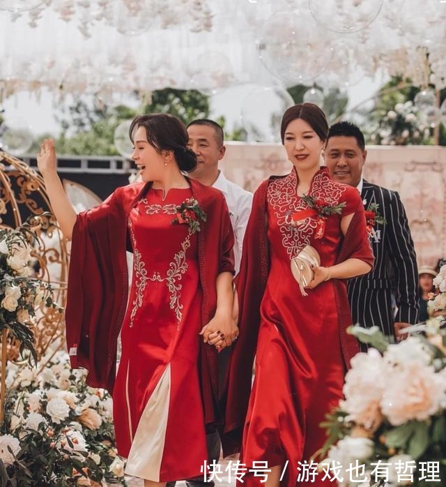素雅|婚礼上婆婆丈母娘高调走红毯,穿红色旗袍比美,把新娘风头都抢了