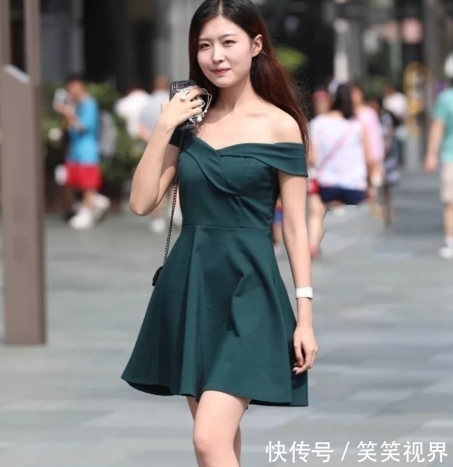 甜美可爱|街拍:美女穿搭时尚,笑容甜美可爱,给人一种浪漫的感觉