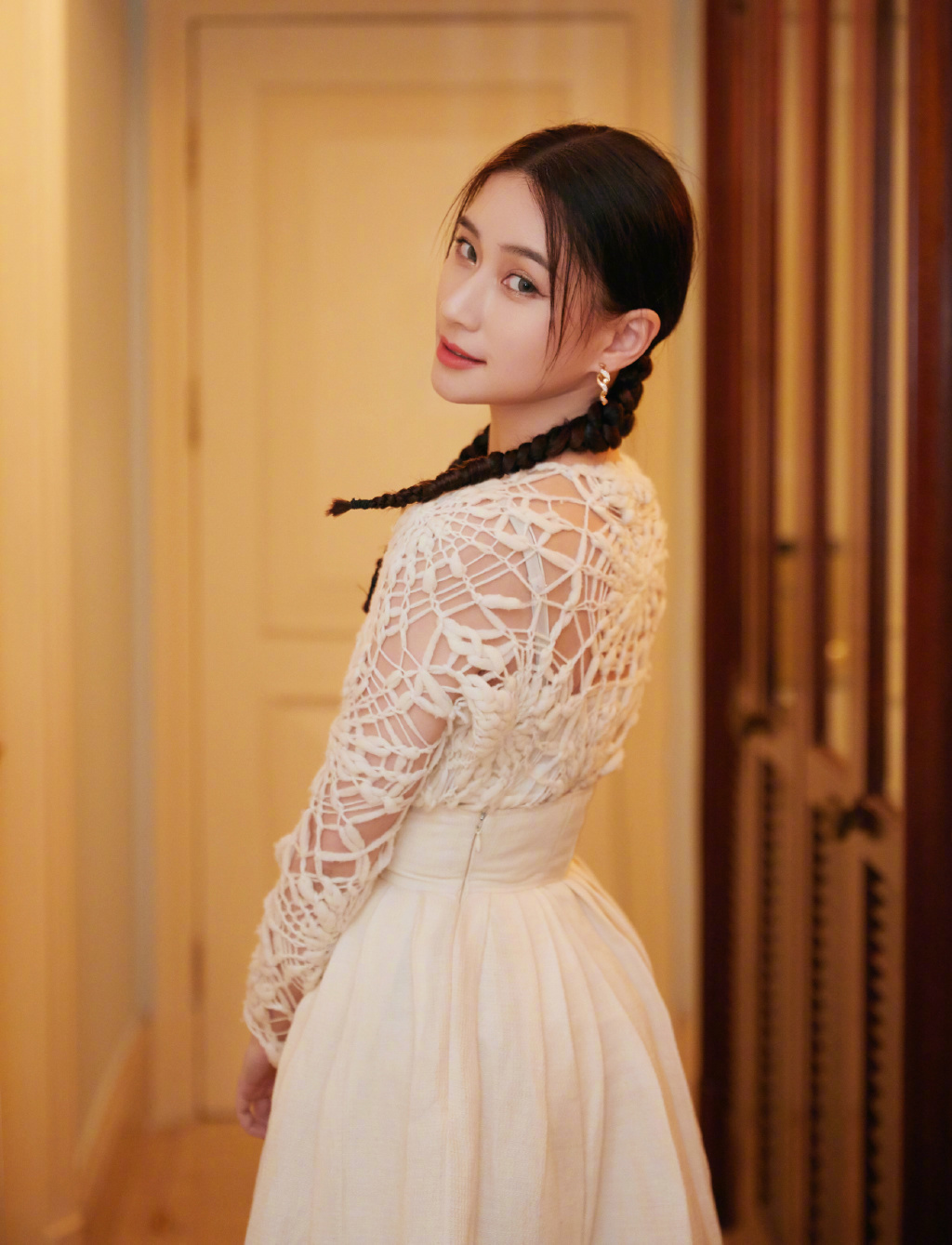 双麻花辫|何超莲精美壁纸:双麻花辫发型可爱甜美,镂空衣白裙优雅迷人