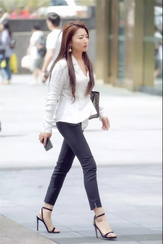 职场|路人街拍清纯显知性的职场穿搭,小姐姐看起来,轻熟显魅力!