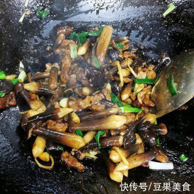 几分钟搞定滋味鲜美家常菜——鸡枞菌炒肉，一步就搞定