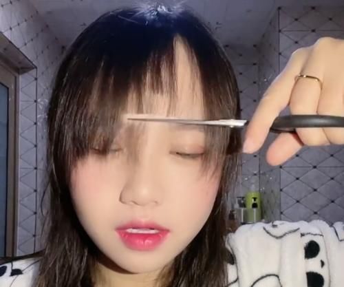 刘海|女学生在家自己剪刘海,越剪颜值给人感觉越高,剪完后居然直接判若两人