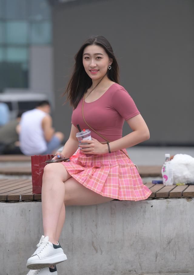 少女粉色女神展现青春风采，学院风格，如此美丽实在难以抗拒