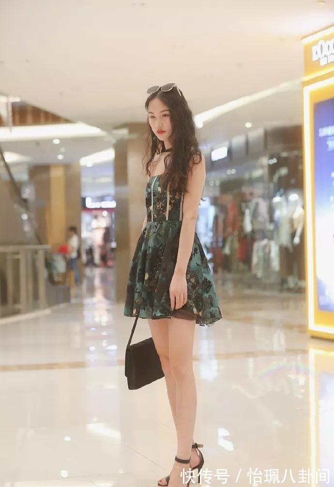 穿搭|小姐姐一头微卷长发,把墨镜戴在头上,打造一种休闲气息