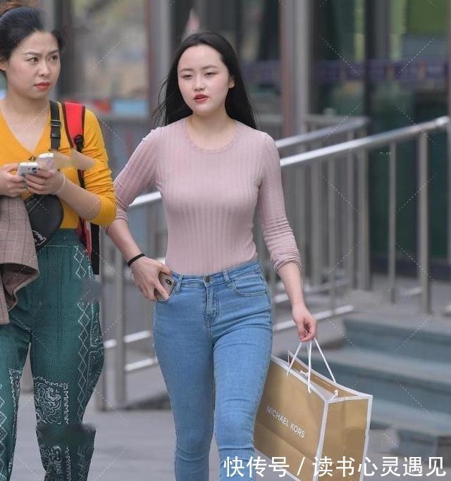 高跟鞋 肤色打底衫搭配浅色牛仔裤,大胆而显气质!