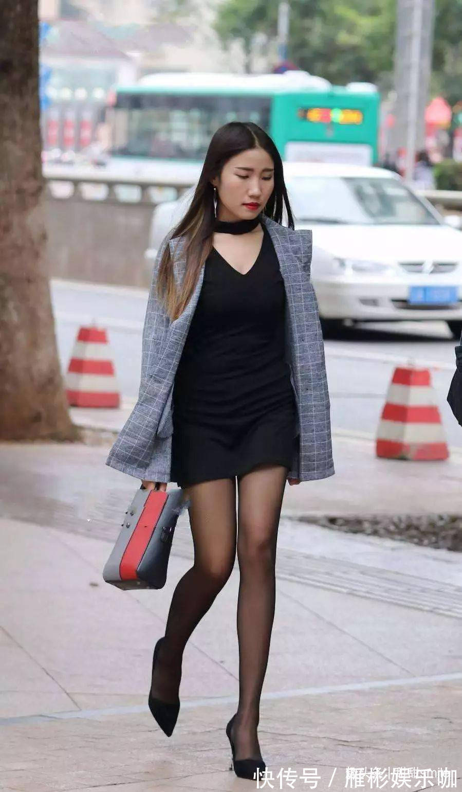 穿搭 美女脚上搭配上一双一字带高跟凉鞋,让她的自信散发得更淋漓尽致