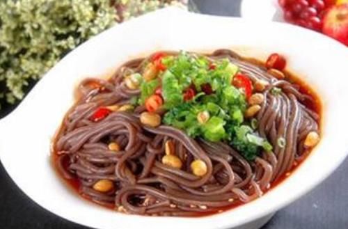 蕨根粉|蕨根粉食用方法，酸辣蕨根粉、肉丝炒蕨根粉